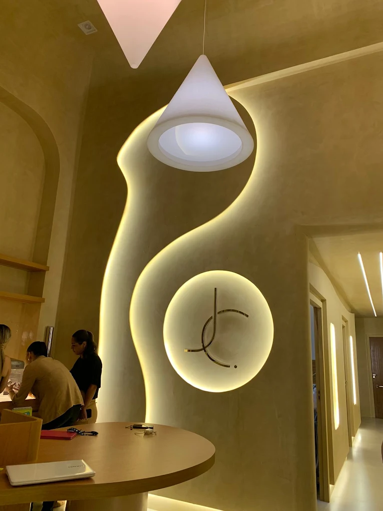 Marca Jaqueline Cruz iluminada no interior da clínica