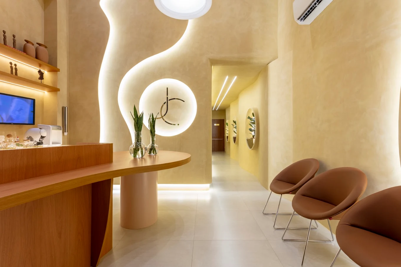 Recepção iluminada da clínica Jaqueline Cruz